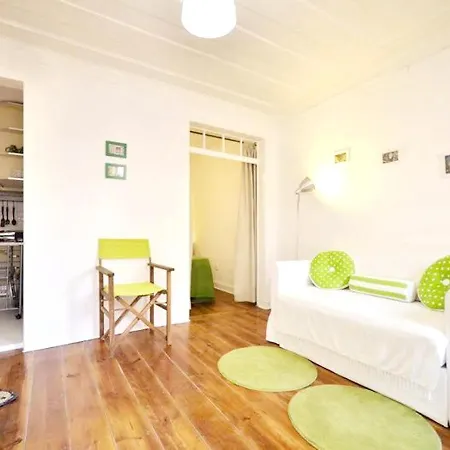 With One Bedroom In With Wonderful City View Balcony And Wifi 12 Km From The Beach 아파트 리스본
