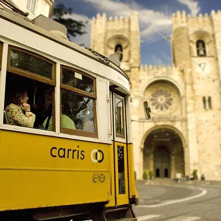 With One Bedroom In With Wonderful City View Balcony And Wifi 12 Km From The Beach Lisbon